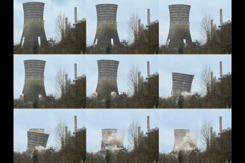 Cette combinaison d'images créée le 11 février 2024 montre la tour de refroidissement, la « grande tour » historique de la centrale à charbon Emile Huchet en cours de démolition par explosion, à Saint-Avold, dans le nord-est de la France, le 11 février 2024. Crédit JEAN-CHRISTOPHE VERHAEGEN / AFP