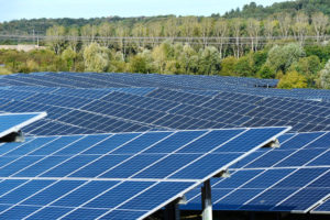 Photovoltaïque : deux usines de panneaux attendues en France   