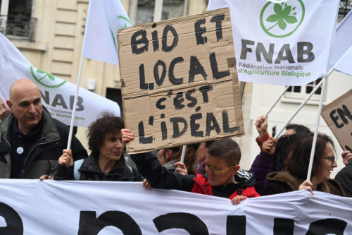 Manifestation des agriculteurs biologiques devant l'Assemblée nationale à Paris le 7 février