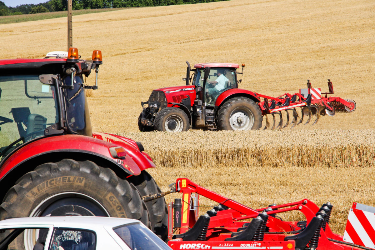 Tracteur et champ de blé