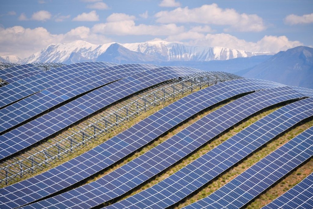 Le parc solaire de la Colle des Mées dans les Alpes-de-Haute-Provence