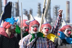À Donges, des militants sont entrés dans la raffinerie de TotalEnergies pour dénoncer les « clowneries » de la multinationale