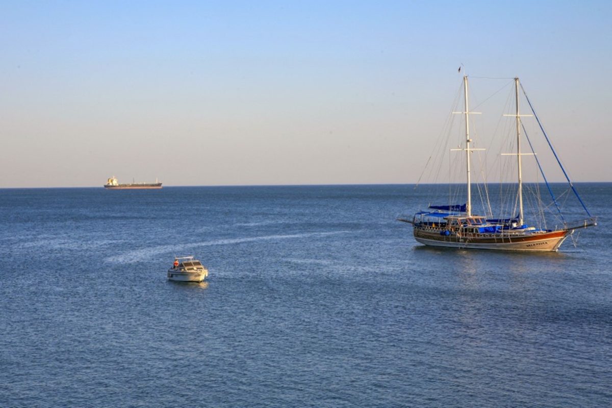 Les bateaux rejoignent le port à Sete