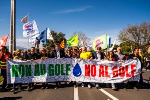 Sécheresse : des manifestants dénoncent un projet de golf dans les Pyrénées-Orientales 