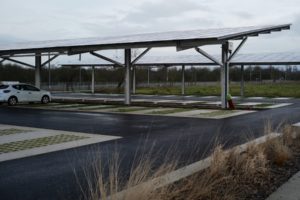 Panneaux solaires ombrières sur un parking à Montaigu