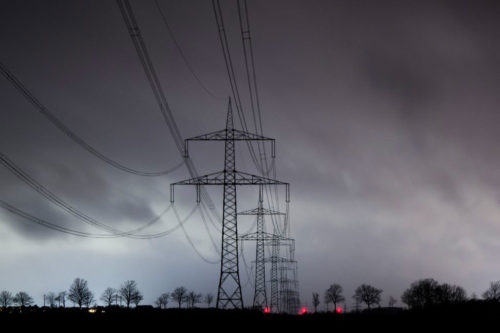 Des nuages ​​sombres passent au-dessus d'une ligne électrique à haute tension. Crédit JULIAN STRATENSCHULTE / DPA / DPA PICTURE-ALLIANCE VIA AFP