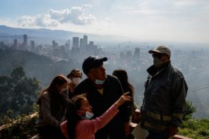 Les habitants du quartier El Paraiso lors des incendies de Bogota, en Colombie en janvier 2024