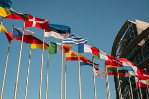 Les drapeaux des États membres devant le parlement Européen de Strasbourg