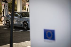 Une route encore semée d'embûches pour la voiture électrique en Europe