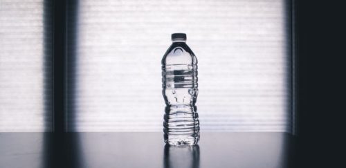 bouteille en plastique remplie d'eau